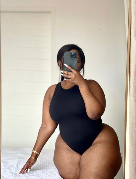 Foto di nudo di fuga di OnlyFans di Nako Tenza
