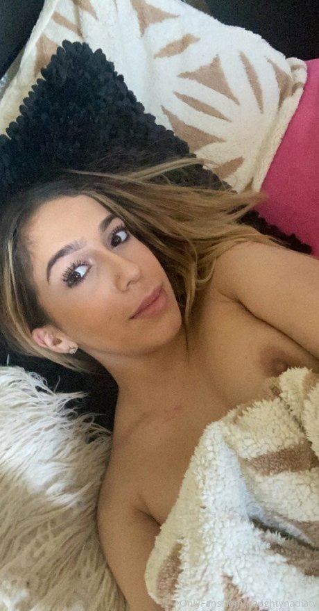 Foto di nudo di fuga di OnlyFans di Busty Nadia
