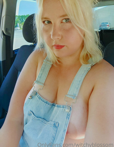Foto di nudo di fuga di OnlyFans di Witchyblossom