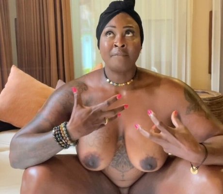Foto di nudo di fuga di OnlyFans di Monna White