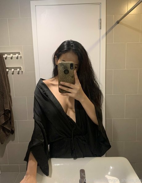 Girl_shows_tits