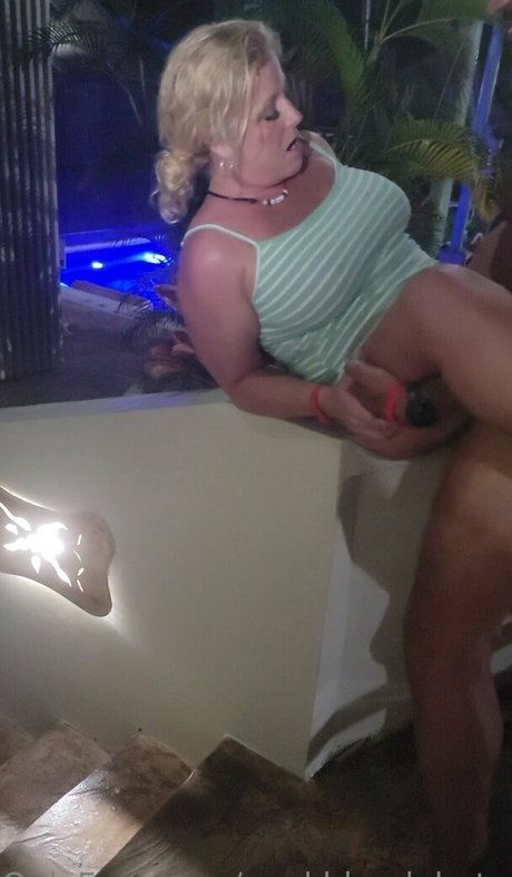 Neokblondehotwife