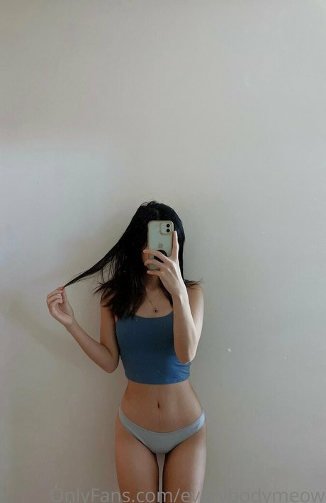 Foto di nudo di fuga di OnlyFans di Everybodymeow