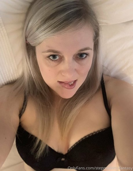 Foto di nudo di fuga di OnlyFans di Stepmommyfantasy