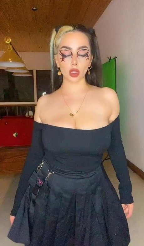 Foto di nudo di fuga di OnlyFans di Vai Monroe
