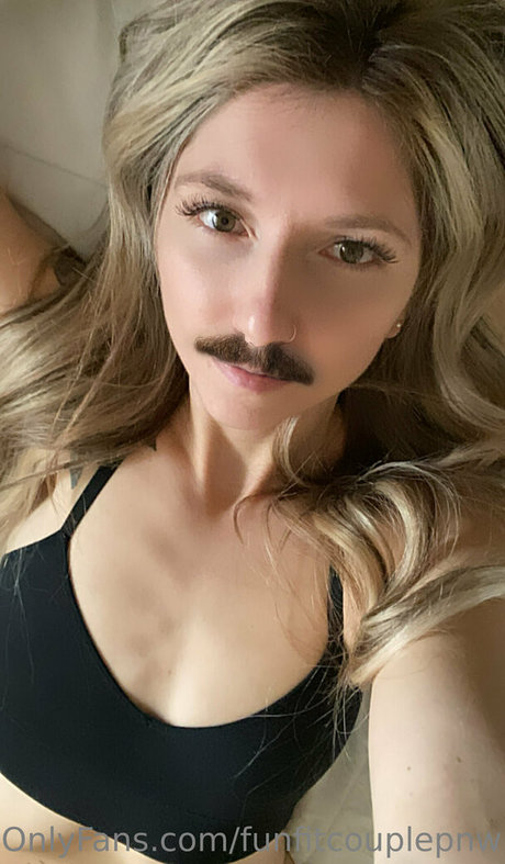Foto di nudo di fuga di OnlyFans di Funfitcouplepnw