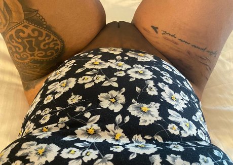 Foto di nudo di fuga di OnlyFans di Allysquirtss