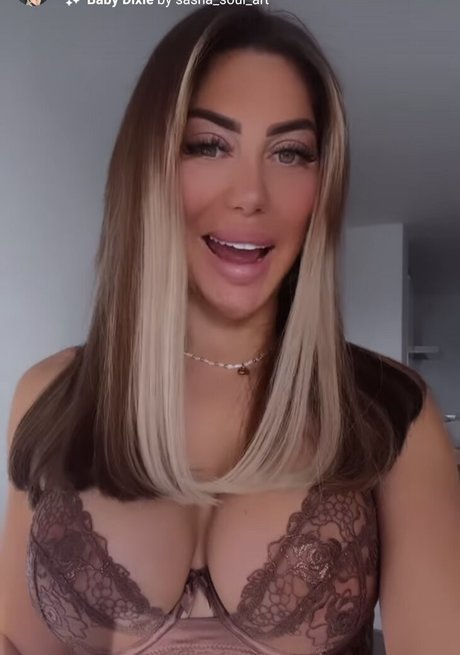 Foto di nudo di fuga di OnlyFans di Chloe Ferry
