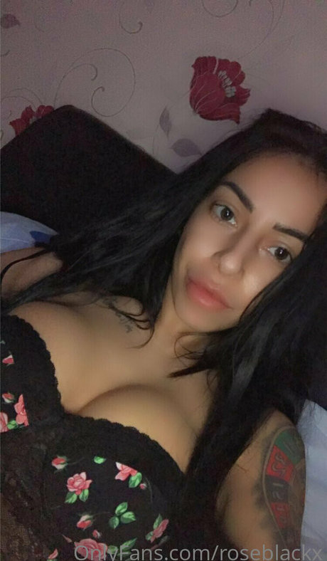 Foto di nudo di fuga di OnlyFans di Roseblackx
