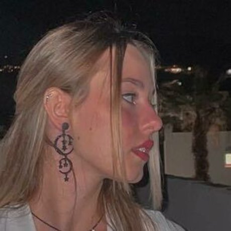 Foto di nudo di fuga di OnlyFans di Elena Lagou