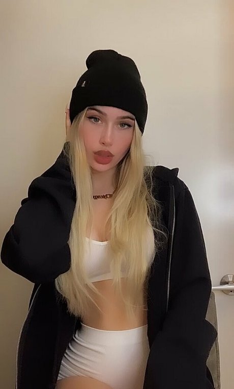 Foto di nudo di fuga di OnlyFans di Dressupblondie