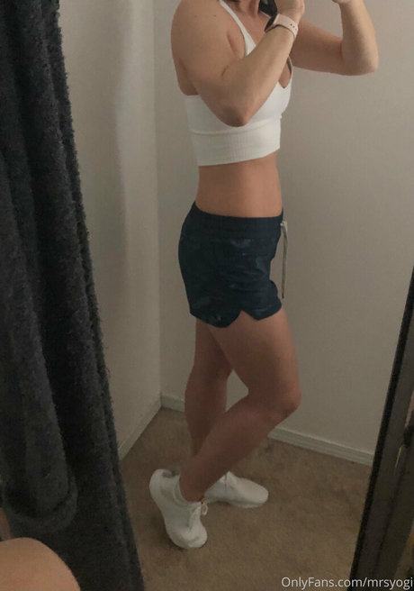 Foto di nudo di fuga di OnlyFans di Mrsyogi