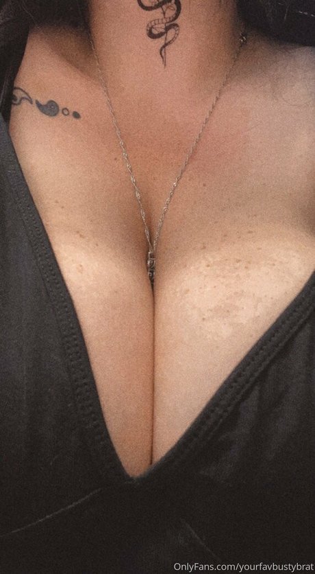 Foto di nudo di fuga di OnlyFans di Yourfavbustybrat