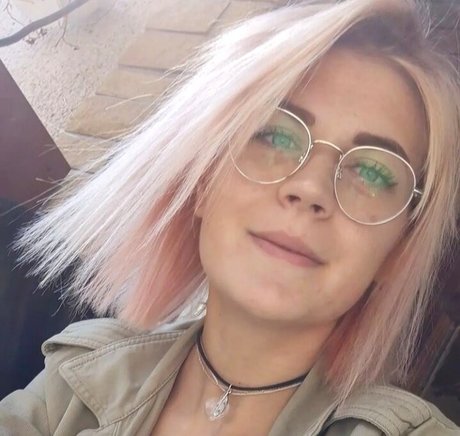 Foto di nudo di fuga di OnlyFans di Caroline Haas