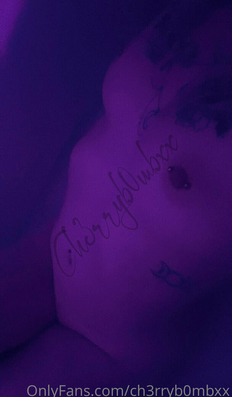 Foto di nudo di fuga di OnlyFans di Ch3rryb0mbxx