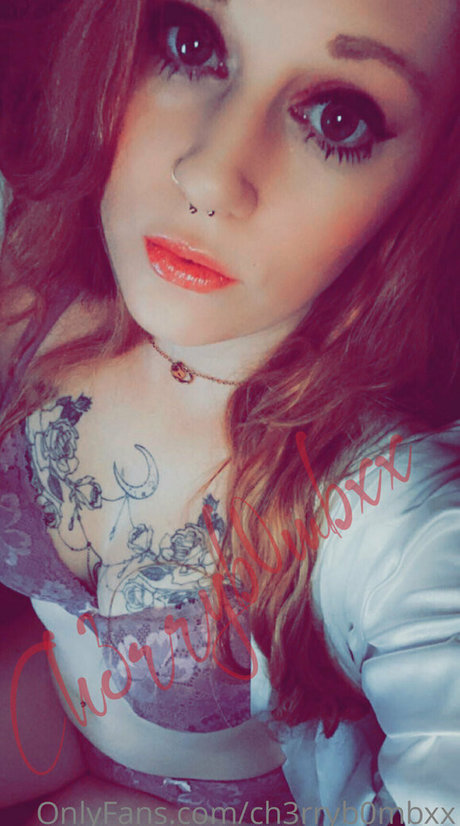Foto di nudo di fuga di OnlyFans di Ch3rryb0mbxx