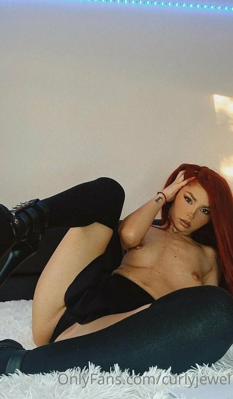 Foto di nudo di fuga di OnlyFans di Curlyjewel