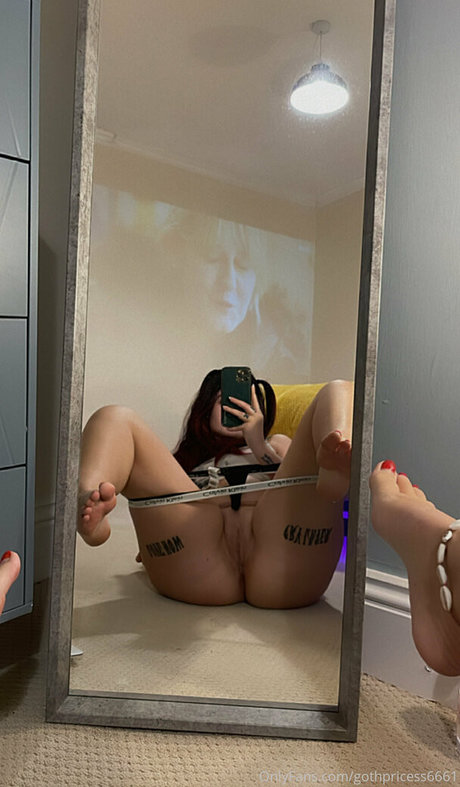 Foto di nudo di fuga di OnlyFans di Gothprincess6661