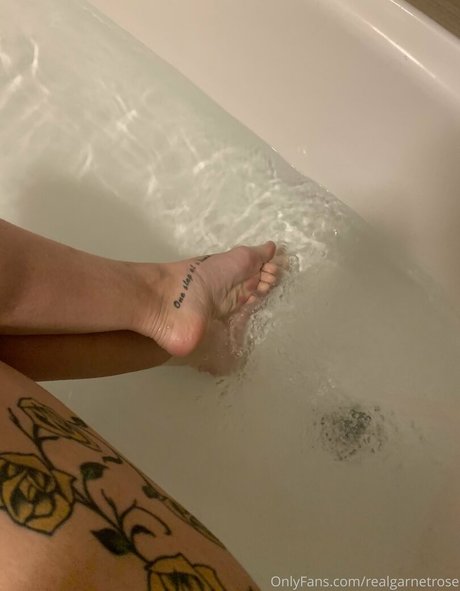 Foto di nudo di fuga di OnlyFans di Realgarnetrose