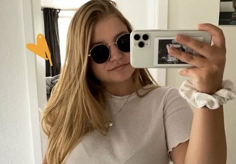 Foto di nudo di fuga di OnlyFans di Aline Zwahlen
