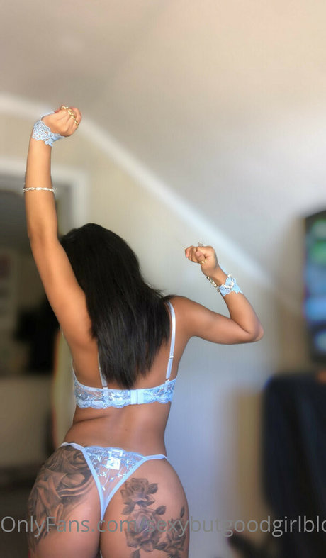 Foto di nudo di fuga di OnlyFans di Sexybutgoodgirl