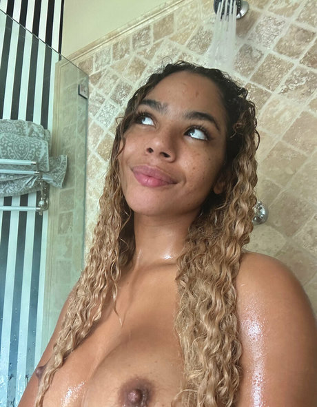 Foto di nudo di fuga di OnlyFans di Helayna Marie