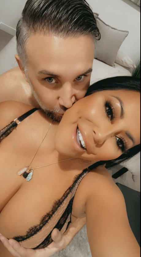 Foto di nudo di fuga di OnlyFans di Theonlykiaramia