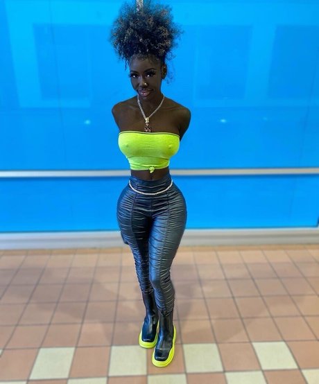 Foto di nudo di fuga di OnlyFans di Lazelle Doll
