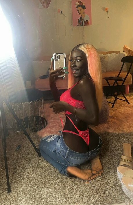 Foto di nudo di fuga di OnlyFans di Lazelle Doll