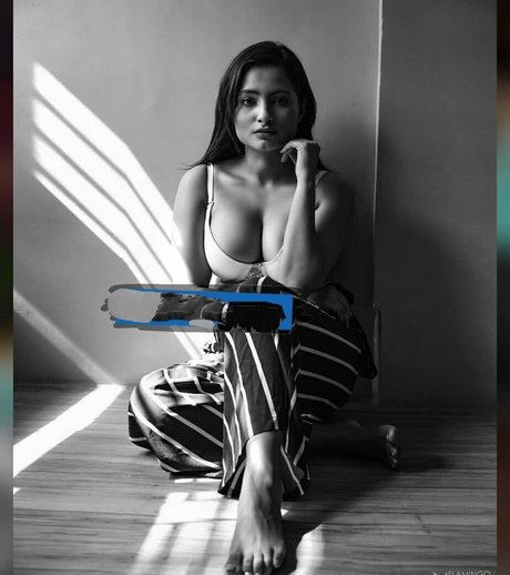 Foto di nudo di fuga di OnlyFans di Desi Nri
