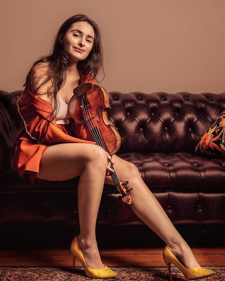 Foto di nudo di fuga di OnlyFans di Esther Abrami