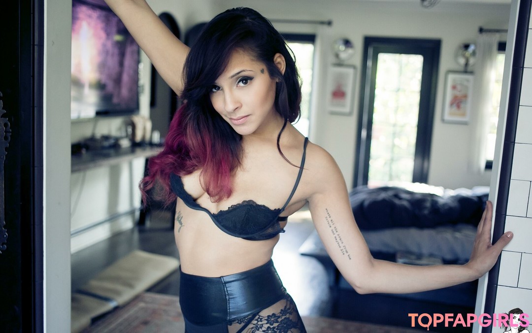 Foto di nudo di fuga di OnlyFans di Sunny Suicide #13 Foto di nudo di fuga di OnlyFans di Sunny Suicide #13