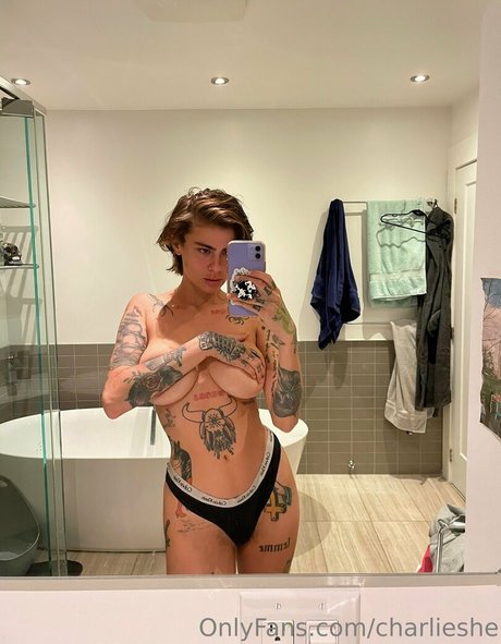Foto di nudo di fuga di OnlyFans di Charlieshe