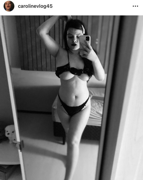 Foto di nudo di fuga di OnlyFans di Caroline Capelarii