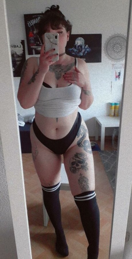 Foto di nudo di fuga di OnlyFans di Lenaofficial