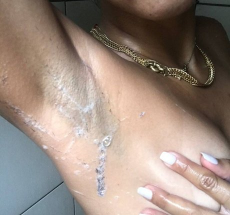 Foto di nudo di fuga di OnlyFans di Julia Satto
