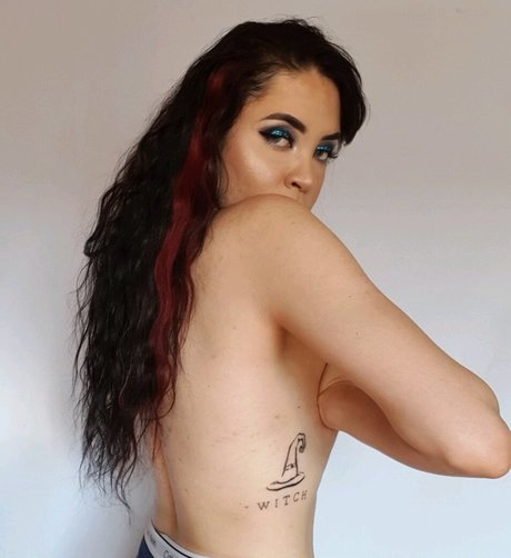 Foto di nudo di fuga di OnlyFans di Mika Lee Ray