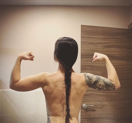 Foto di nudo di fuga di OnlyFans di Womenmetal