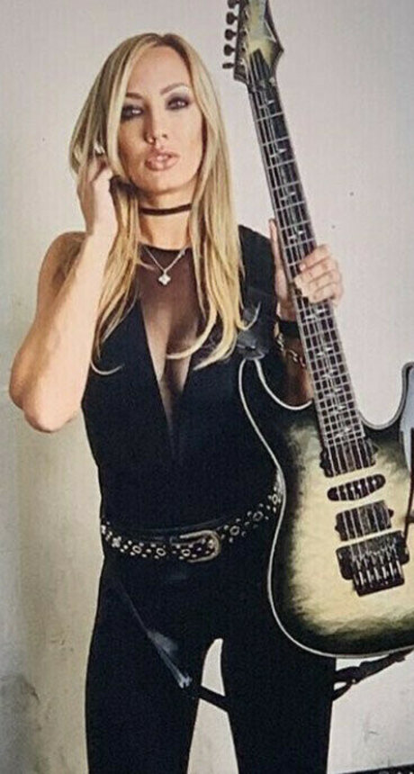 Foto di nudo di fuga di OnlyFans di Womenmetal