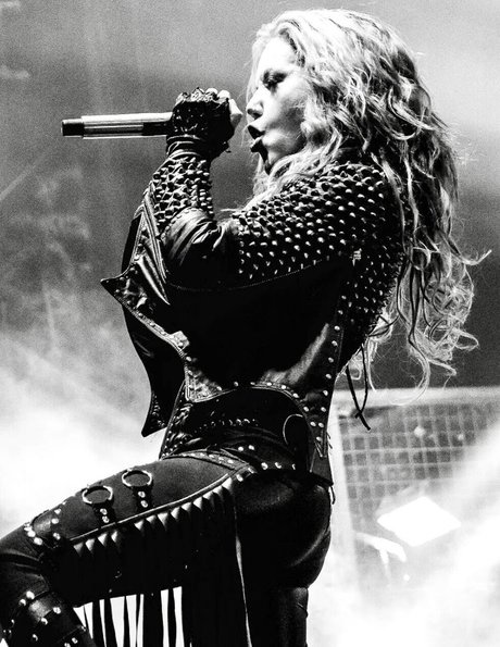 Foto di nudo di fuga di OnlyFans di Womenmetal