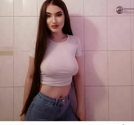 Foto di nudo di fuga di OnlyFans di Coandamihaelaa