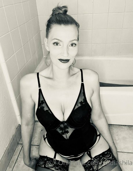 Foto di nudo di fuga di OnlyFans di Nadia Shila