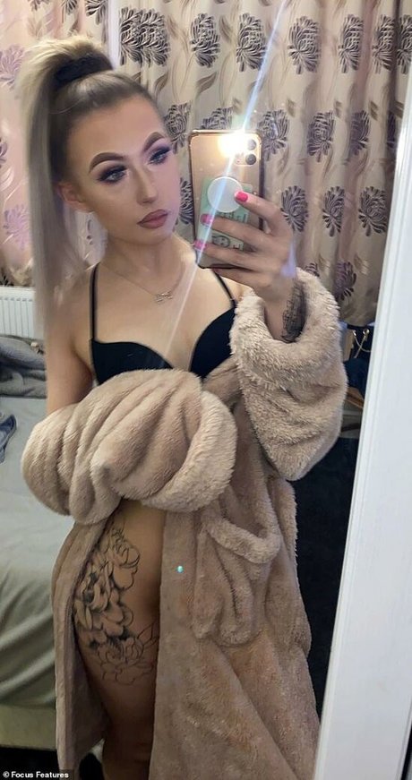 Foto di nudo di fuga di OnlyFans di Hollyjoballard