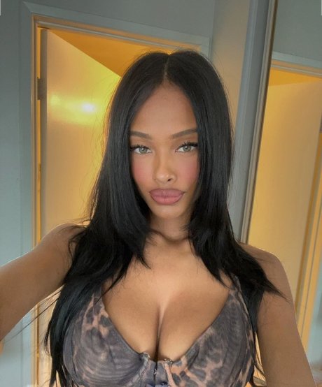 Foto di nudo di fuga di OnlyFans di Vinetria