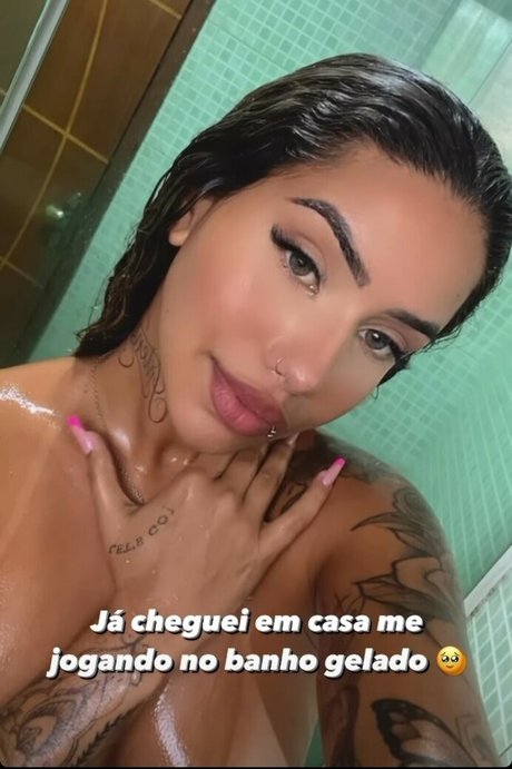 Foto di nudo di fuga di OnlyFans di Muito Linda