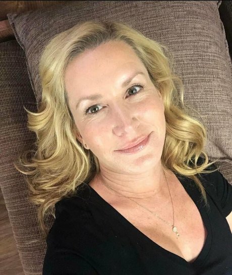 Foto di nudo di fuga di OnlyFans di Angela Kinsey