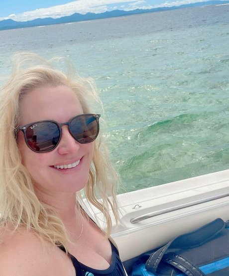 Foto di nudo di fuga di OnlyFans di Angela Kinsey