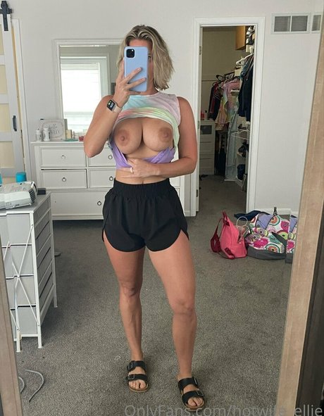 Foto di nudo di fuga di OnlyFans di Hotwifeellie