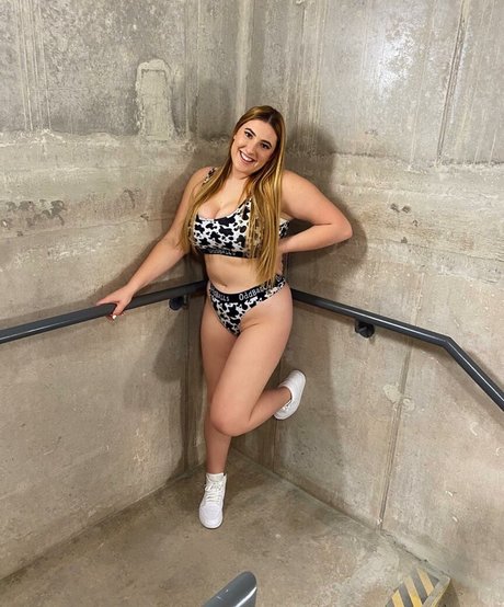 Foto di nudo di fuga di OnlyFans di The Blue Dress Girl