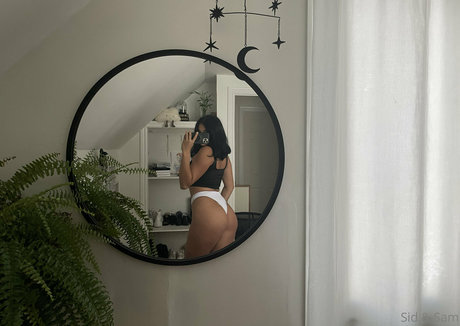 Foto di nudo di fuga di OnlyFans di Meandmommy